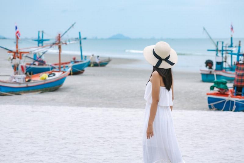 Biển báo an toàn hoặc hình ảnh nhân viên cứu hộ tại Biển Hải Tiến Thanh Hóa